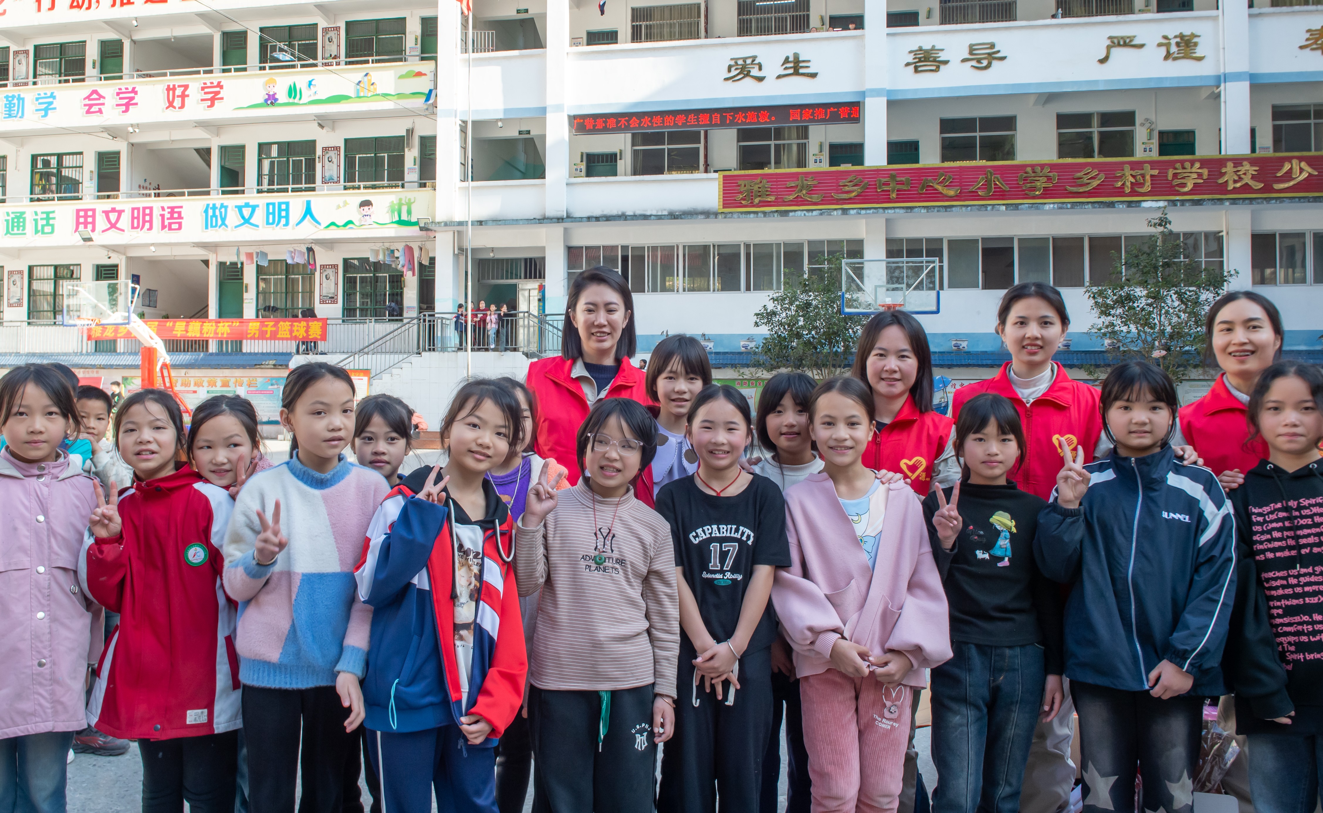 2.广源公司女职工与学生们合影留念。蒋亚宁摄_副本.jpg